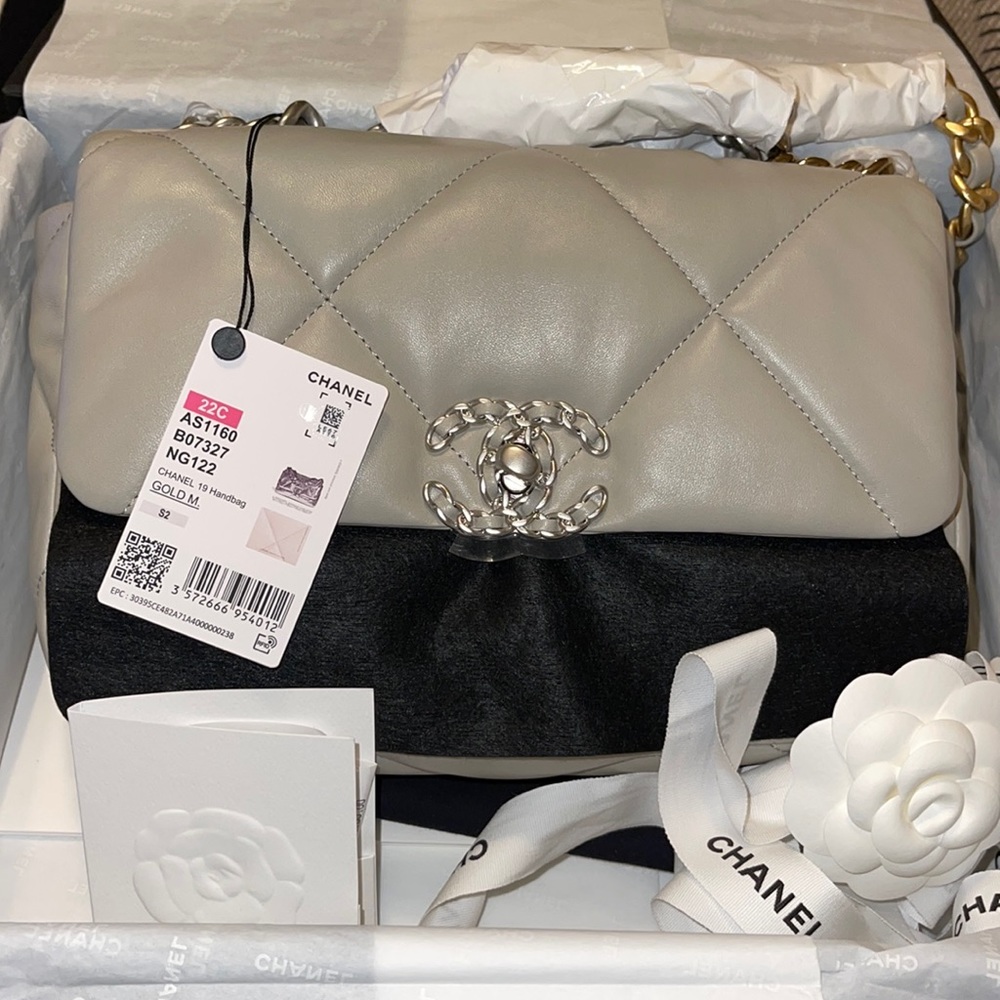 Chanel 19- Small flap